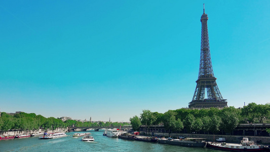 位于巴黎的河边景象埃菲尔塔旁有船只交通视频