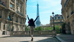 走在卡蒙斯大道街上的年轻时尚快乐女人举起双手在巴黎20秒视频