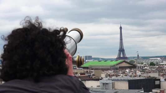 望远镜看法国巴黎埃菲尔铁塔视频
