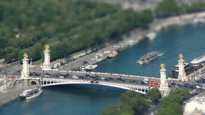 从著名的埃菲尔塔的空中观察与塞纳河和亚历山大三号桥21秒视频