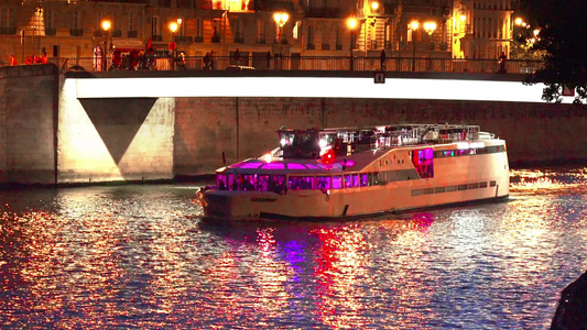 夜间在Parisfrance的Seine河游艇视频