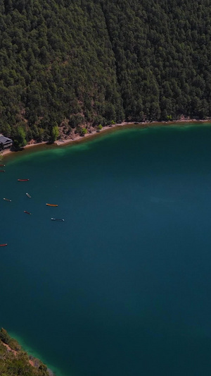 泸沽湖优美湖岸线航拍猪槽船16秒视频