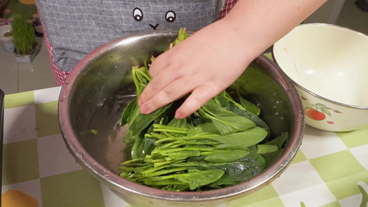 洗菠菜择菠菜处理蔬菜视频