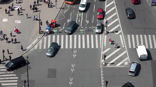 与车辆和行人一起穿过埃菲尔塔的Paris街面路面时空视频