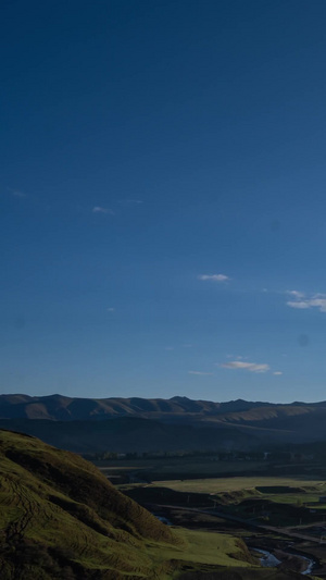 大草原上的日出蓝天白云9秒视频