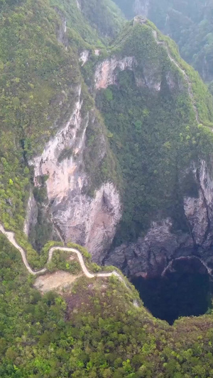 航拍5A级龙缸景区悬崖天坑航拍云阳5A级景区72秒视频