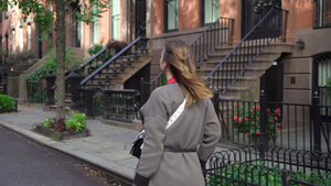 年轻女孩在纽约市中城走来走去14秒视频