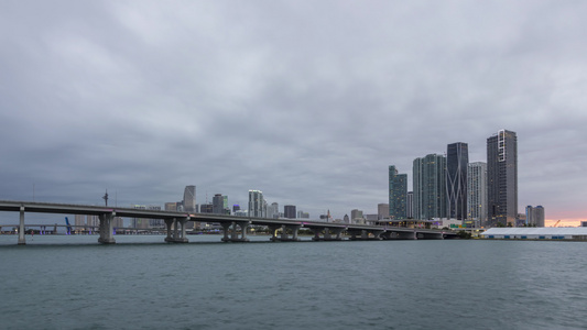 迈阿密市中心城市天际线麦克阿瑟铜锣湾和日落时的海湾视频