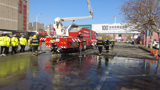 城市街头消防员消防车4k消防安全素材【该视频无肖像权，请勿商用】视频