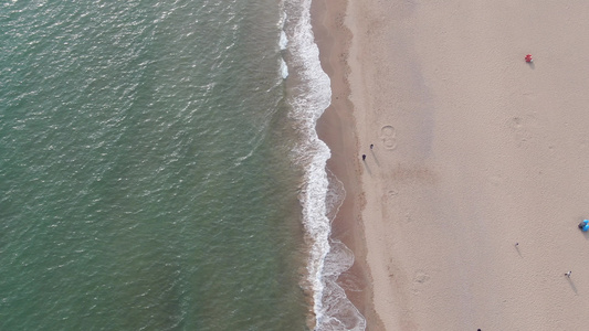 俯拍大海海浪沙滩视频