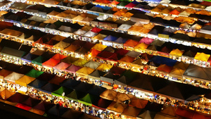 晚上灯火通明的市场帐篷曼谷旅游街上Ratchada15秒视频