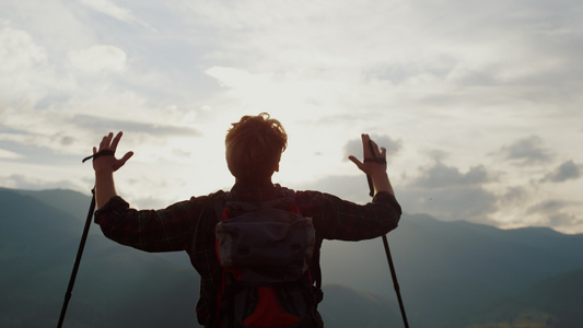 快乐的徒步旅行者向山的天空举手视频