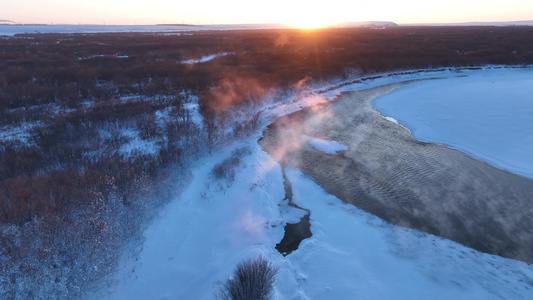 呼伦贝尔冬季雪景海拉尔河湿地不冻河冷雾缥缈视频