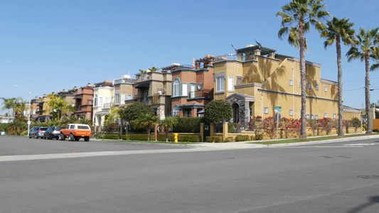 街道上的郊区房屋联排别墅建筑外部建筑美国的住宅房地产视频