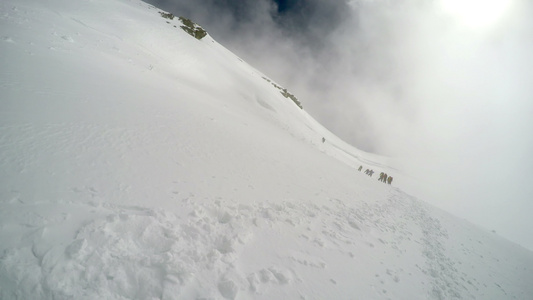 登山者在阿尔卑斯山弗朗特河4k第一视角山峰上攀爬视频