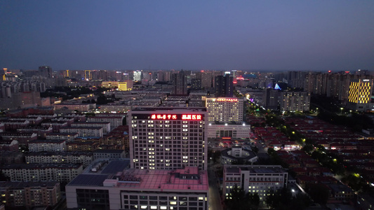 山东潍坊城市晚霞夜幕降临夜景灯光交通航拍视频