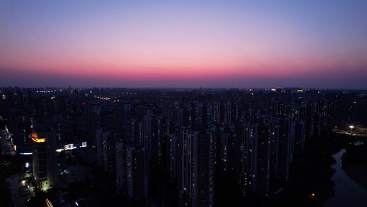 山东潍坊城市晚霞夜幕降临夜景灯光交通航拍视频