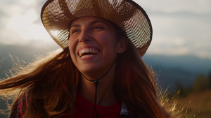 微笑的女人在山的肖像上看日落21秒视频