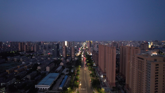 山东潍坊城市晚霞夜幕降临夜景灯光交通航拍视频