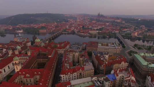 城市风景和伏尔塔瓦河空中射击视频