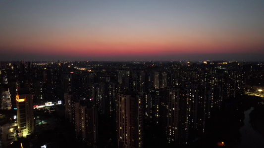 山东潍坊城市晚霞夜幕降临夜景灯光交通航拍视频