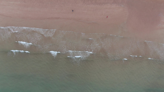 俯拍海浪拍打沙滩视频