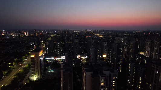 山东潍坊城市晚霞夜幕降临夜景灯光交通航拍视频