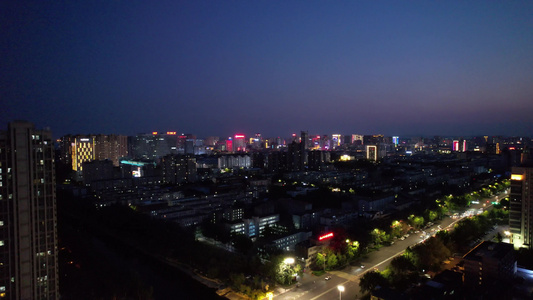 山东潍坊城市晚霞夜幕降临夜景灯光交通航拍视频