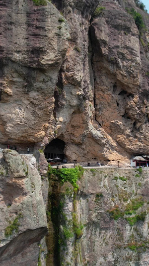 航拍5A景区雁荡山方洞景观区石缝中的步行栈道视频浙江旅游41秒视频