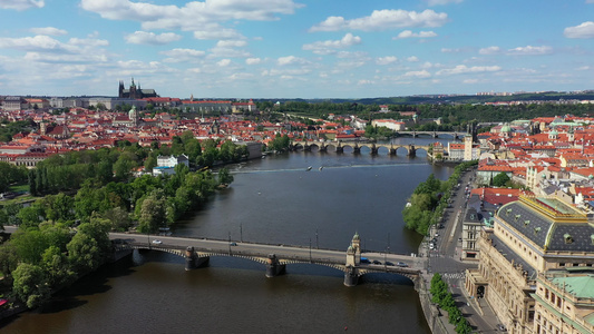 布拉格风景秀丽的春天鸟瞰布拉格老城码头建筑和捷克布拉格视频