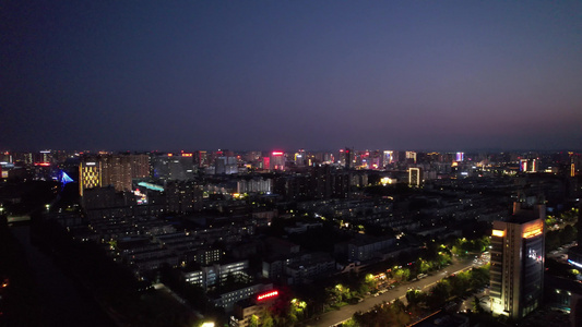 山东潍坊城市晚霞夜幕降临夜景灯光交通航拍视频