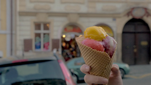 慢动作女人吃冰淇淋球的背景普莱格塞切共和国58秒视频