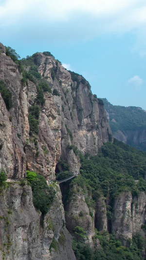 航拍5A景区雁荡山方洞景观区石缝中的步行栈道视频旅游胜地41秒视频