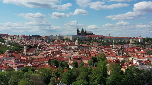 布拉格城堡风景秀丽的春天鸟瞰布拉格老城码头建筑和捷克视频