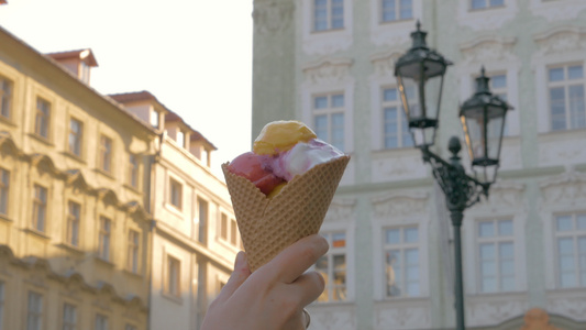 之后又看到冰淇淋球在华夫饼杯里普莱格塞克共和国的冰淇淋视频