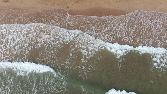 俯拍大海海浪沙滩视频