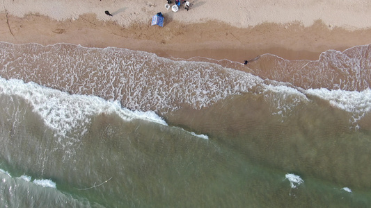 俯拍大海海浪沙滩视频