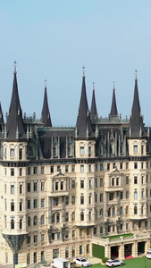 航拍海边的城堡欧式建筑《西虹市首富》取景地视频