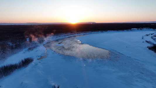 北方冬天湿地雪景不冻河寒雾缭绕视频