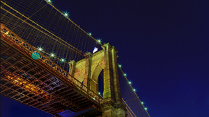 纽约市布鲁克林大桥美丽的五颜六色的假日烟花29秒视频