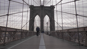 布鲁克林大桥骑自行车者13秒视频