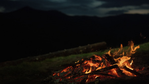 特写营火在漆黑的傍晚山景自然中燃烧31秒视频