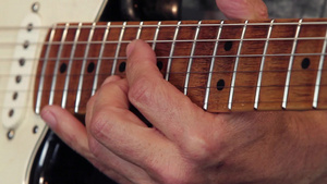 吉他手贴在吉他壁纸上展示如何正确使用弯曲和振动技巧11秒视频