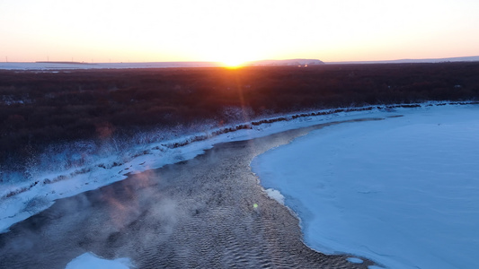 呼伦贝尔冬季雪景海拉尔河湿地不冻河冷雾缥缈视频