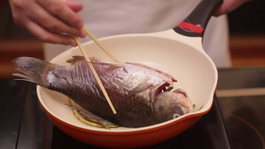 煎鱼炖鱼汤视频