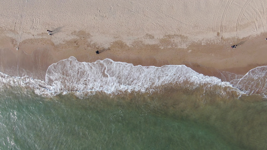 俯拍沙滩海浪视频