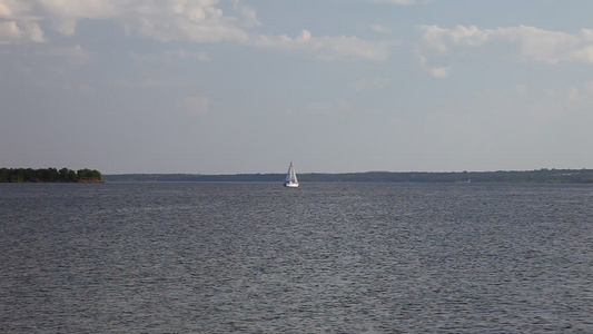 德克萨斯桥口湖上的帆船视频