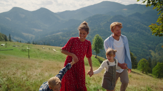 快乐的步行家庭在山上享受暑假视频