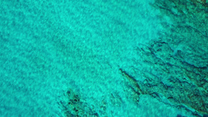 海滩的空中无人机视频水晶般的海水50秒视频