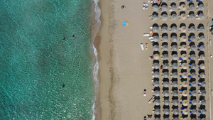 海滩的空中无人机视频水晶般的海水31秒视频